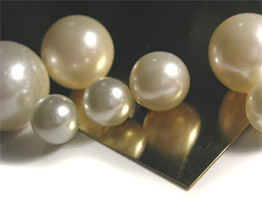 Les bijoux sont taillés dans des blocs massifs de titane ou recouverts d'or pur
